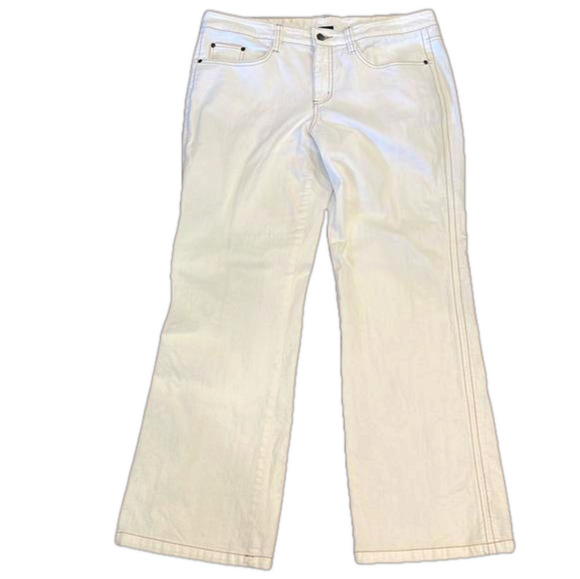 BUM equipment size 16 Missy white flare jeans  with zip and embroidered pockets - Picture 1 of 8